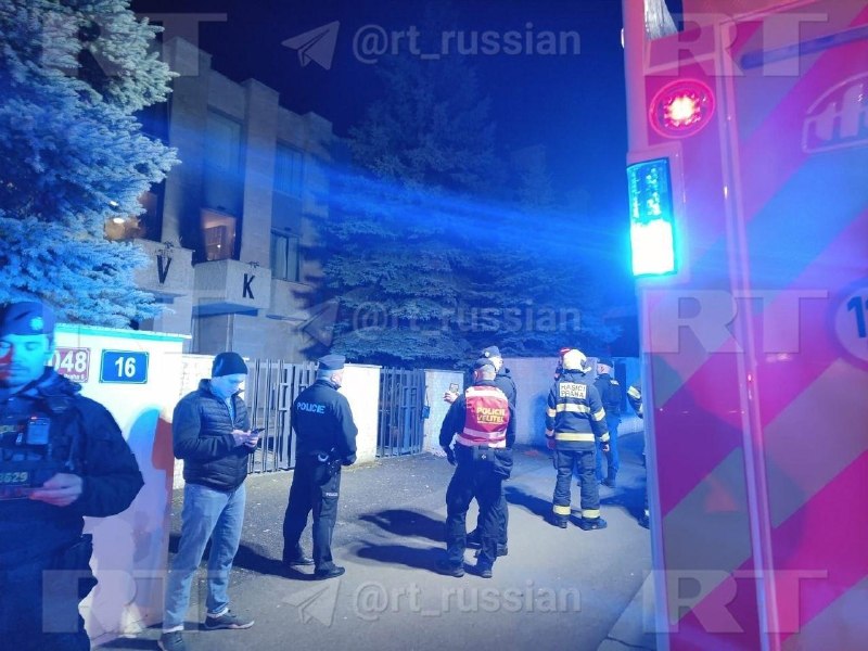 Захарова назвала варварской атакой нападение на Русский дом в Праге