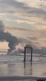 Девочка на качелях на фоне догорающей базы в Иране