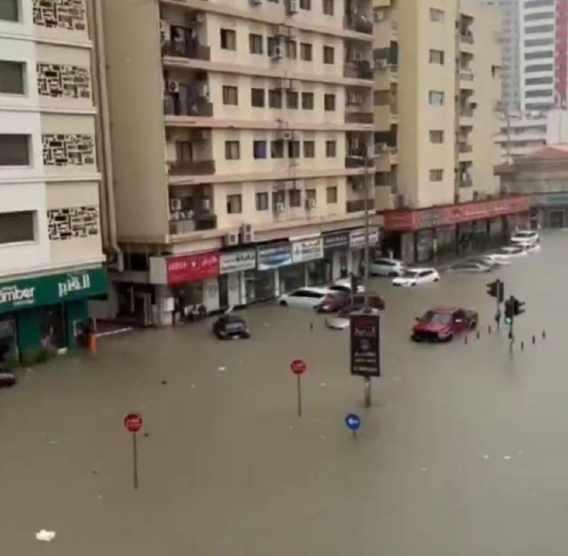 Затопленные магазины и залитые по крышу авто: новые кадры наводнения в ОАЭ из-за мощных ливней