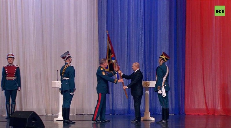 Путин вручил Золотову личный штандарт директора Росгвардии