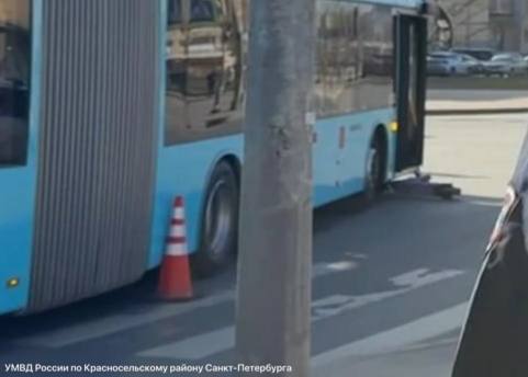 Подросток на электросамокате столкнулся с автобусом в Петербурге: пострадали четверо