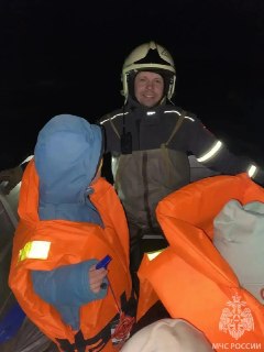 Сотрудники МЧС спасли жителей Оренбургской области после разлива реки