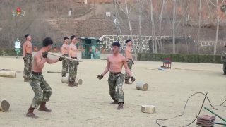 Ким Чен Ын посетил тренировку спецназа и призвал к боевой готовности