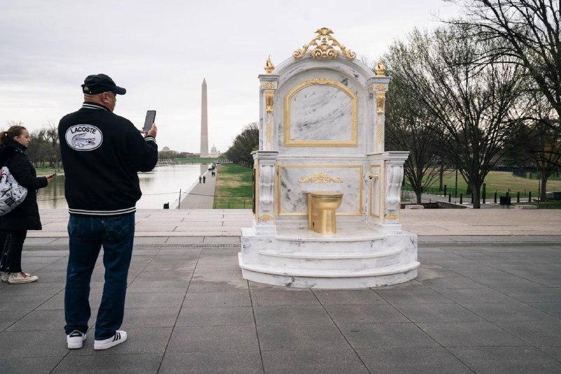 Золотой унитаз в Вашингтоне: арт-объект протеста против Трампа