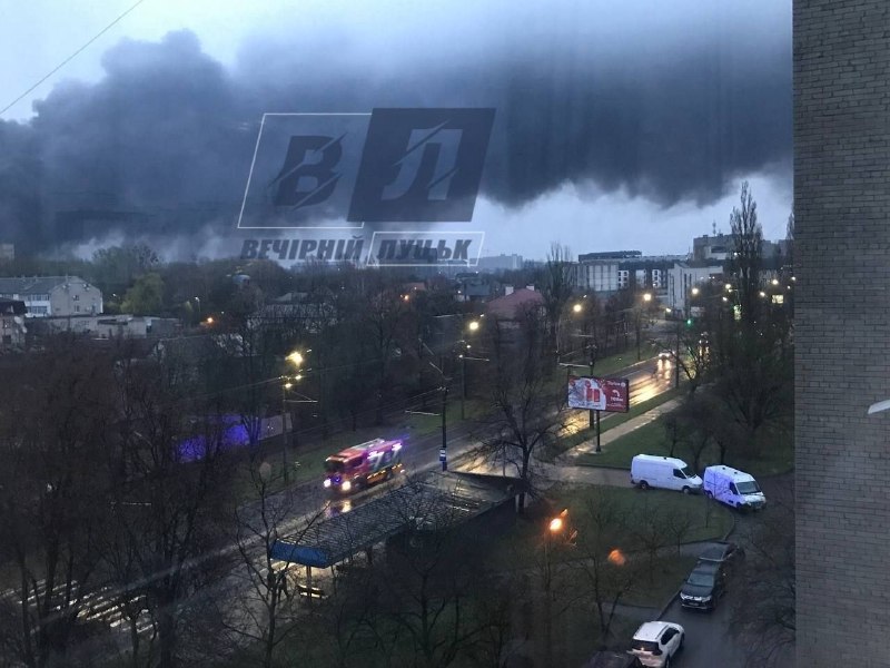 Удар по хаб «Новой Почты» в Луцке: небо затянуло дымом