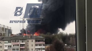 Пожар на складах в Луцке: густой дым, жителям рекомендовано не выходить на улицу