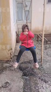 Мама спасенной из воды девочки в Махачкале подарила герою молитвенный коврик