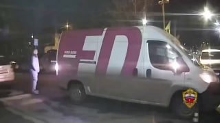 Пьяный мужчина за пять секунд угнал машину курьера в Москве