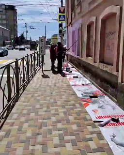 Скандал в Ставрополе: плакаты ко Дню Победы использовали как подстилку под ремонт