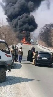Машина выгорела дотла на трассе в Приморье