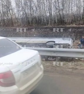 Водитель погиб, четверо детей пострадали при перевороте автобуса в Саратовской области