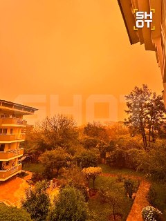 Анталья окрасилась в оранжевый цвет из-за мощной песчаной бури