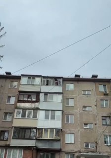 Слабоумие и отвага: россиянка встала на край балкона 5-го этажа без страховки, чтобы помыть окна