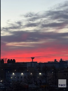 Ярко-малиновый закат в Москве: присылайте фото