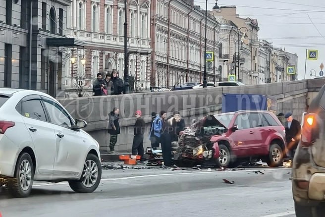 Лобовое ДТП на набережной в Петербурге: движение перекрыто, прибыло МЧС