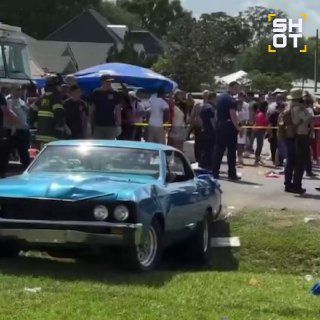 Автомобиль протаранил праздничный парад в США: более 20 раненых