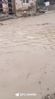 В подтопленной Махачкале машина провалилась под землю из-за размытия улицы