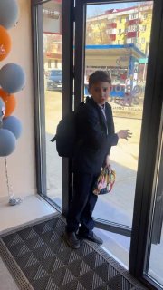 Школьник из Актобе заработал на свидание и получил велосипед от владельца пекарни