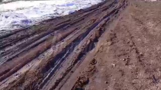 Дети идут 22 км по грязи до школы в Башкирии из-за размытой дороги