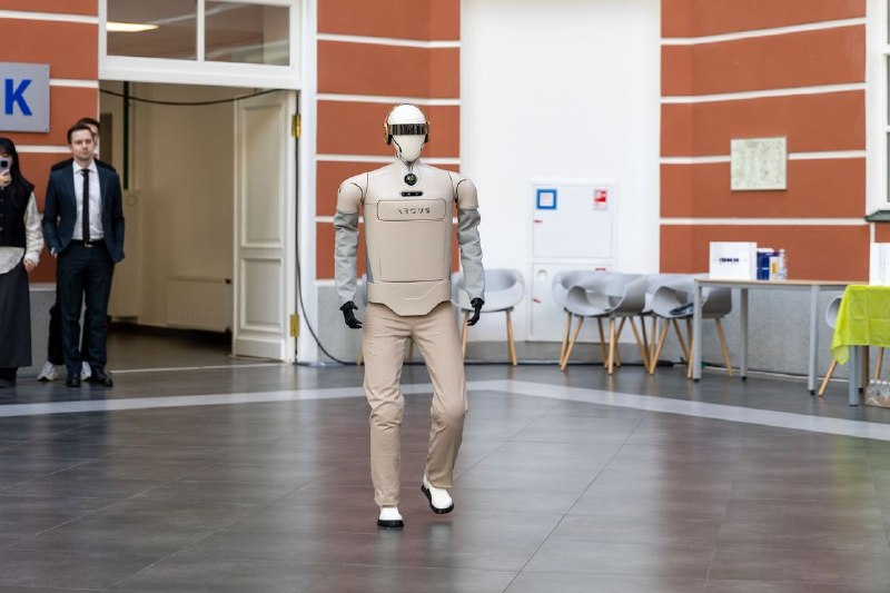 Агрохолдинг ЭФКО представил двухногого робота для доставки