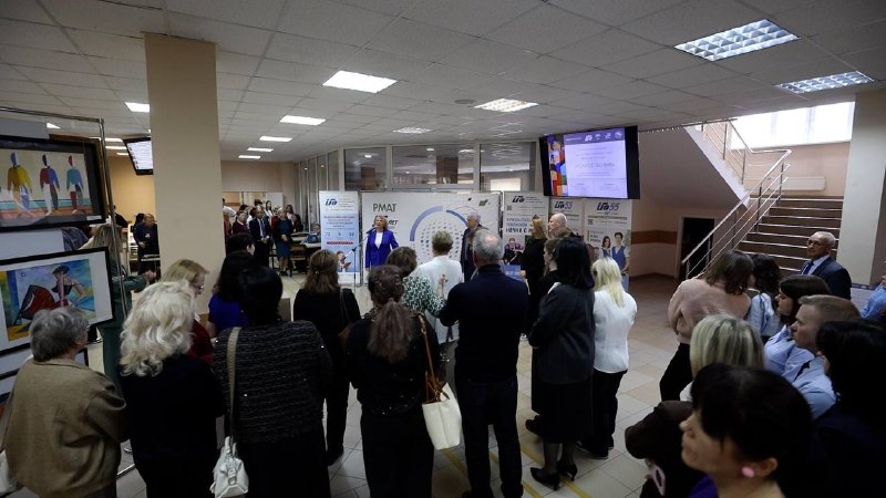 В Химках открыли выставку «Вернисаж» с работами местных художников