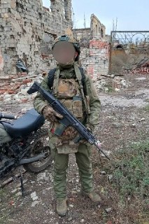 Боец ВС РФ с трофейной польской винтовкой MSBS Grot