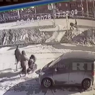 Школьницы на электросамокатах врезались в коляску с ребёнком в Новосибирске