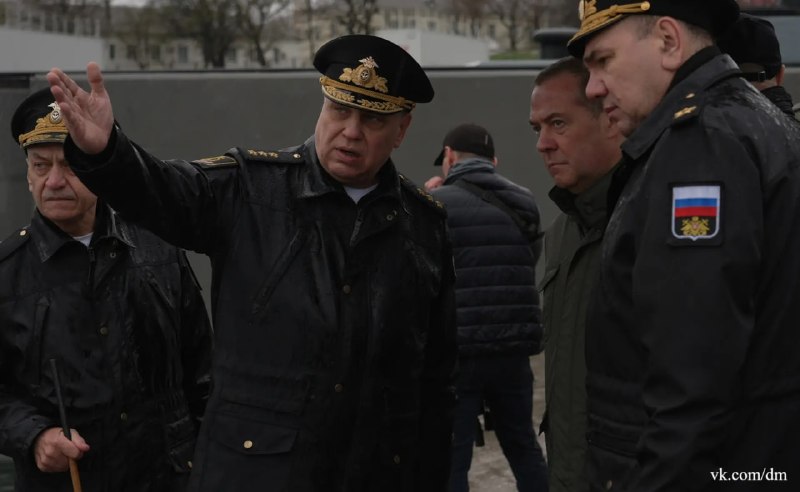 Медведев в Новороссийске обсудил поставки вооружения и защиту побережья