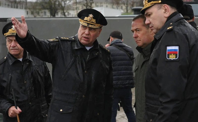 Медведев и главком ВМФ посетили Новороссийск для обсуждения обороны побережья