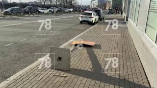 Ветер валит заборы на автомобили в Санкт-Петербурге