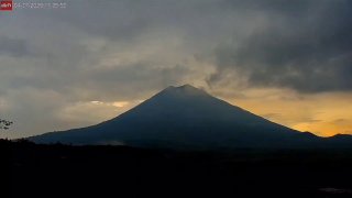 Вулкан Семеру начал извержение в Индонезии