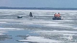Двое рыбаков провалились под лед на озере Шаблиш: одного спасли, другого увезли в больницу