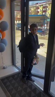 Казахстанский школьник стал звездой соцсетей после подработки в пекарне