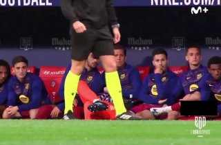 Вратарь «Барселоны» Щенсны закинулся вкидом во время матча