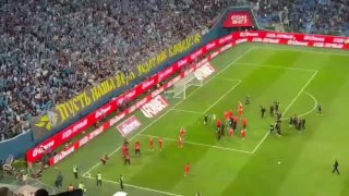 Фанаты «Зенита» забросали бутылками игроков «Спартака» после матча