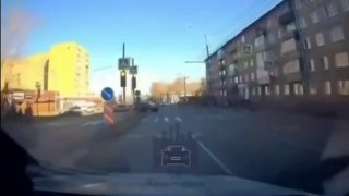 Водитель сбил женщину на остановке в Красноярске после проезда на красный