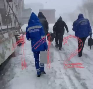 Медики несли на руках истекавшую кровью пенсионерку в Воркуте из-за нечищеных дорог