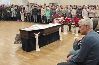 Прощание с учительницей, погибшей после нападения школьника в Добрянке