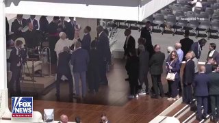 Папа Лев XIV попробовал баскетбольный трюк на площади Святого Петра