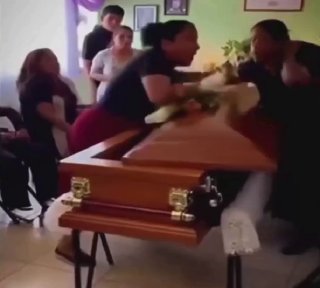 Вдова подралась с любовницей мужа над его гробом в Мексике