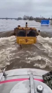 Река Ока затопила дороги и дачи в Подмосковье: кадры с передовой