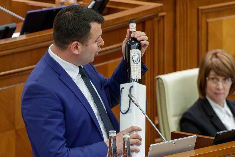 Грузия подарила Молдове вино с серпом и молотом