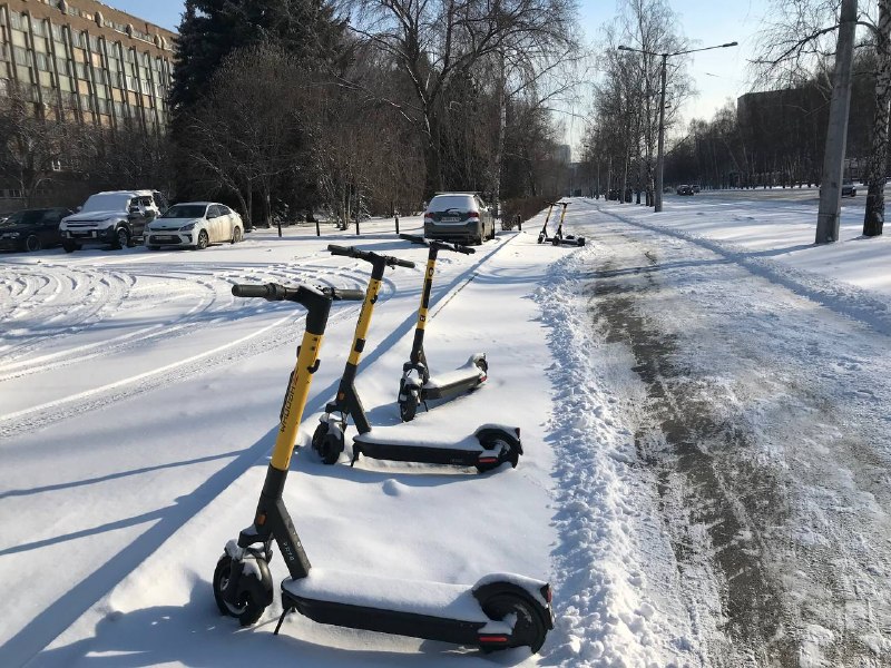 В Москве из-за снегопада остановлена аренда самокатов и велосипедов
