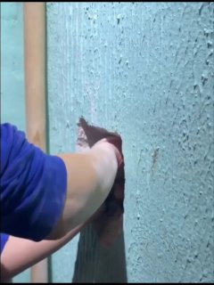 Котёнок застрял в стене подъезда в Москве: спасатели просверлили отверстие