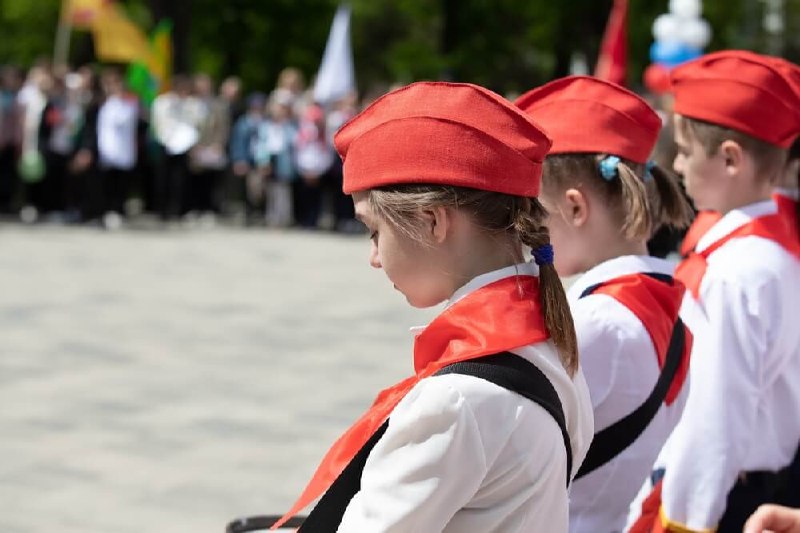 В Госдуме предложили вернуть пионеров и комсомол