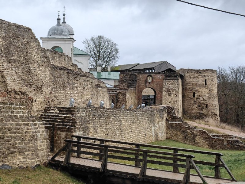 Изборская крепость: путешествие к историческим стенам у границы с Эстонией