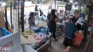 Таксистка уснула за рулем и снесла четыре мотоцикла на Пхукете