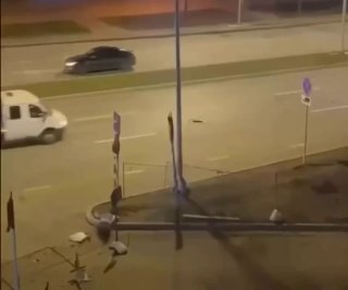 Автомобиль попал в яму после повреждения люка грузовиком