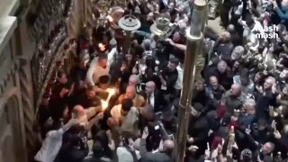 Благодатный огонь сошел в Иерусалиме и доставят в Москву к Пасхе