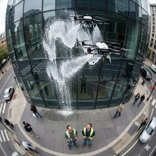 Дроны-мойщики окон вместо людей: стартап привлёк $20 млн на замену опасного труда